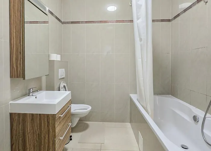 Two-bedroom Balcony Retreat For 4 Near Millennium Tower Apartment *