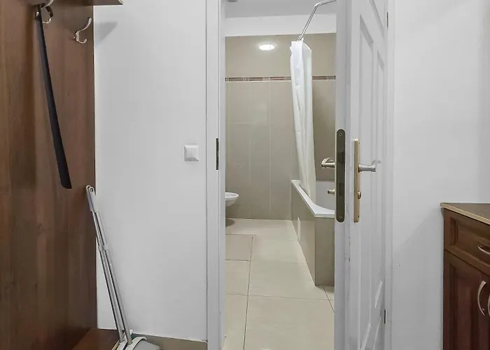 Two-bedroom Balcony Retreat For 4 Near Millennium Tower * Wien