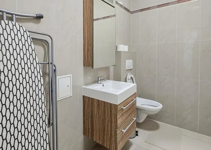 Two-bedroom Balcony Retreat For 4 Near Millennium Tower