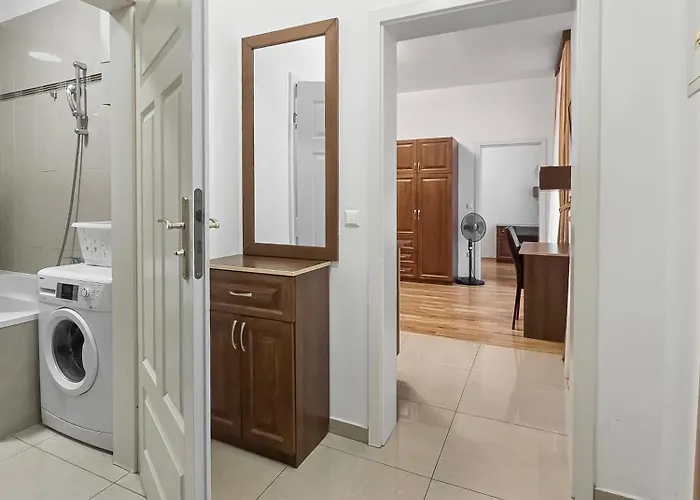 Two-bedroom Balcony Retreat For 4 Near Millennium Tower *