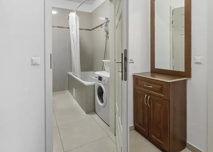 Apartment Two-bedroom Balcony Retreat For 4 Near Millennium Tower *