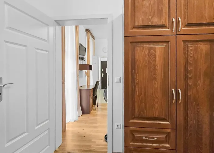 Apartment Two-bedroom Balcony Retreat For 4 Near Millennium Tower *