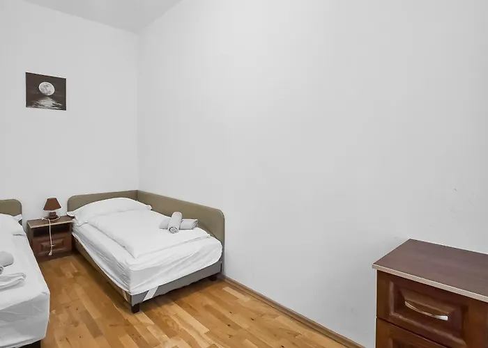 Two-bedroom Balcony Retreat For 4 Near Millennium Tower