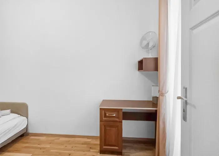Apartment Two-bedroom Balcony Retreat For 4 Near Millennium Tower