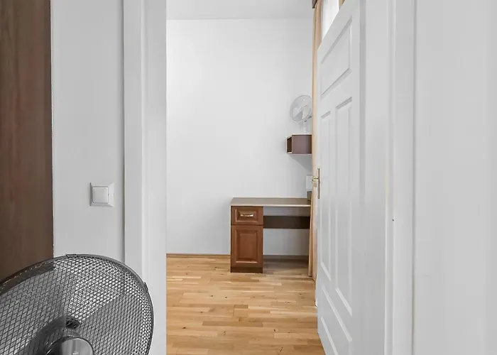Two-bedroom Balcony Retreat For 4 Near Millennium Tower *