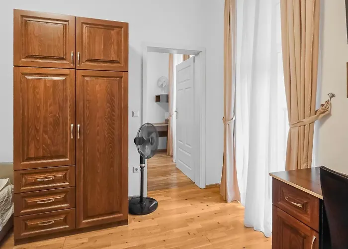 Two-bedroom Balcony Retreat For 4 Near Millennium Tower