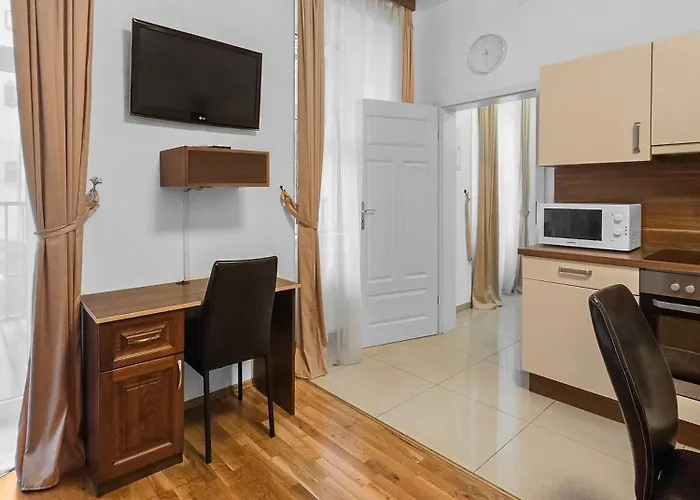 Apartment Two-bedroom Balcony Retreat For 4 Near Millennium Tower