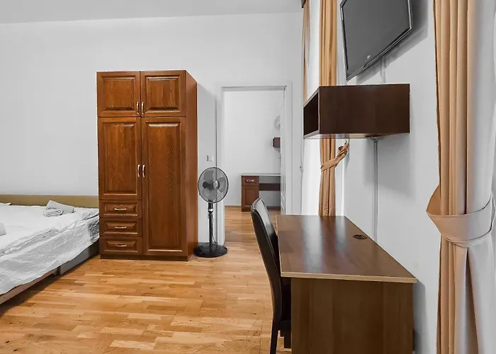 Two-bedroom Balcony Retreat For 4 Near Millennium Tower *